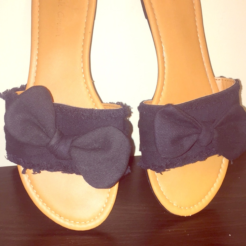 Black bow sandals